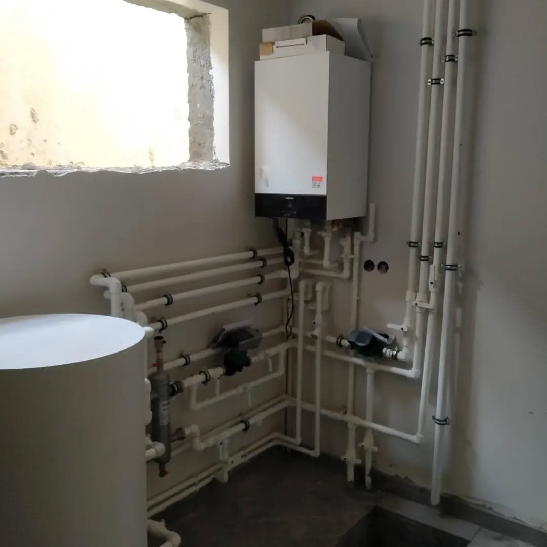 Mağazada sıralanmış klozet ve lavabo modelleri