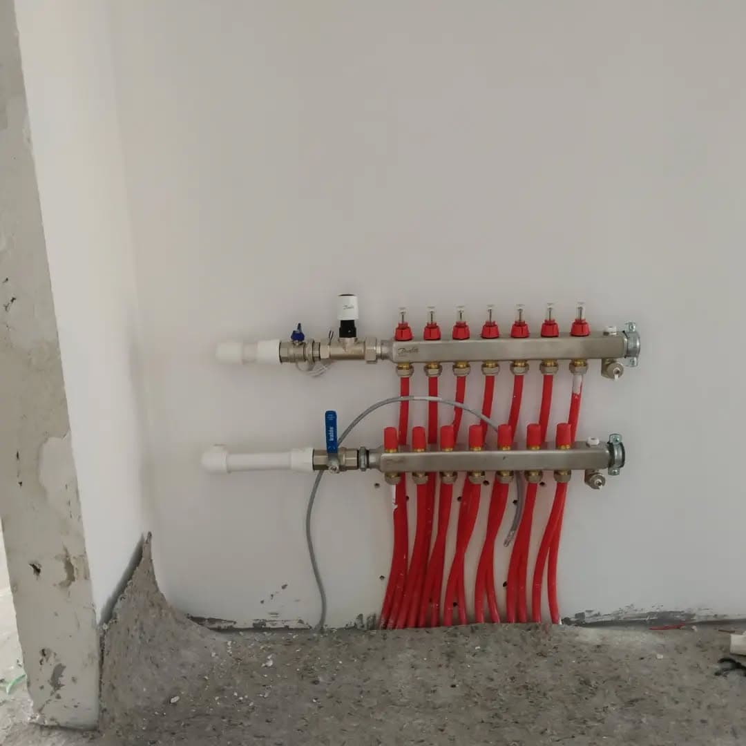 Tesisat malzemesi reyonunda sıralanmış ürün kutuları