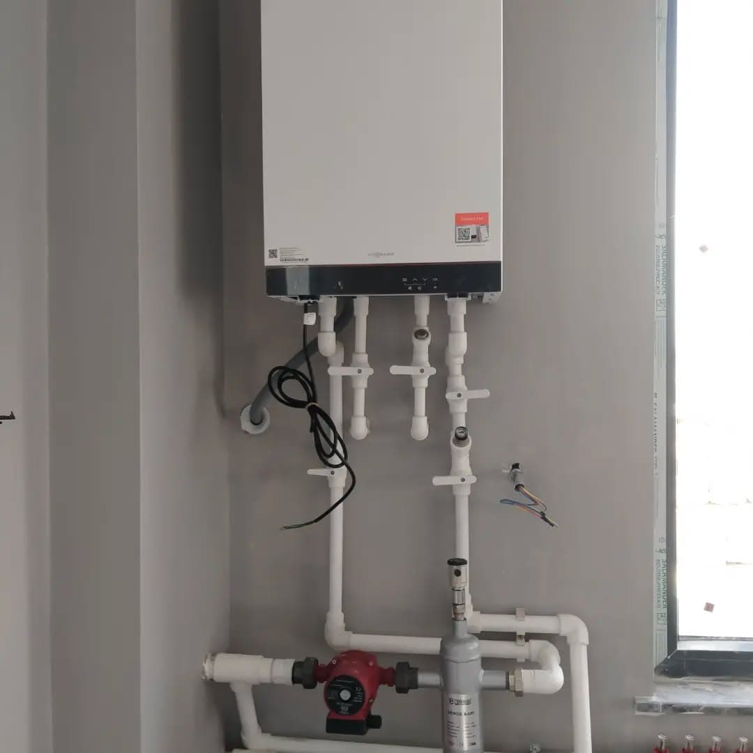 Mağaza içinde sergilenen banyo dolabı ve aksesuarlar