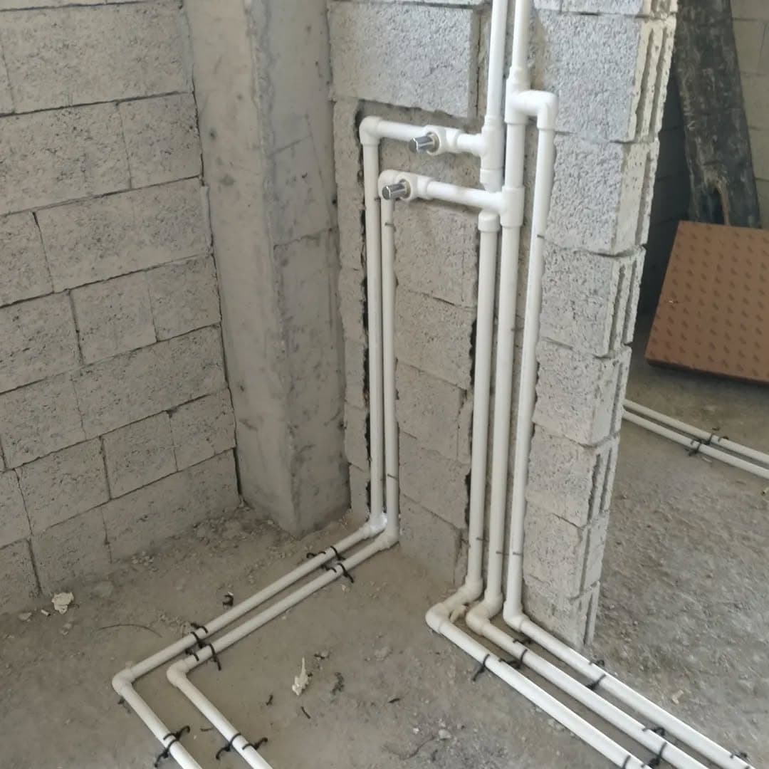 Gaz betondan örülmüş duvarda tesisat borusu geçişi