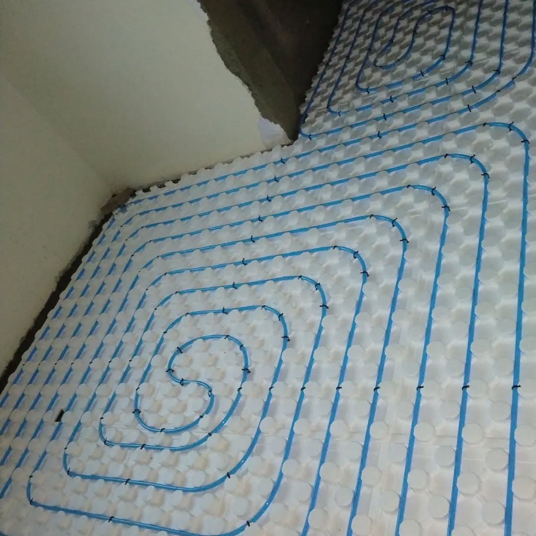 Mavi yerden ısıtma borusunun spiral döşemesine yakın çekim