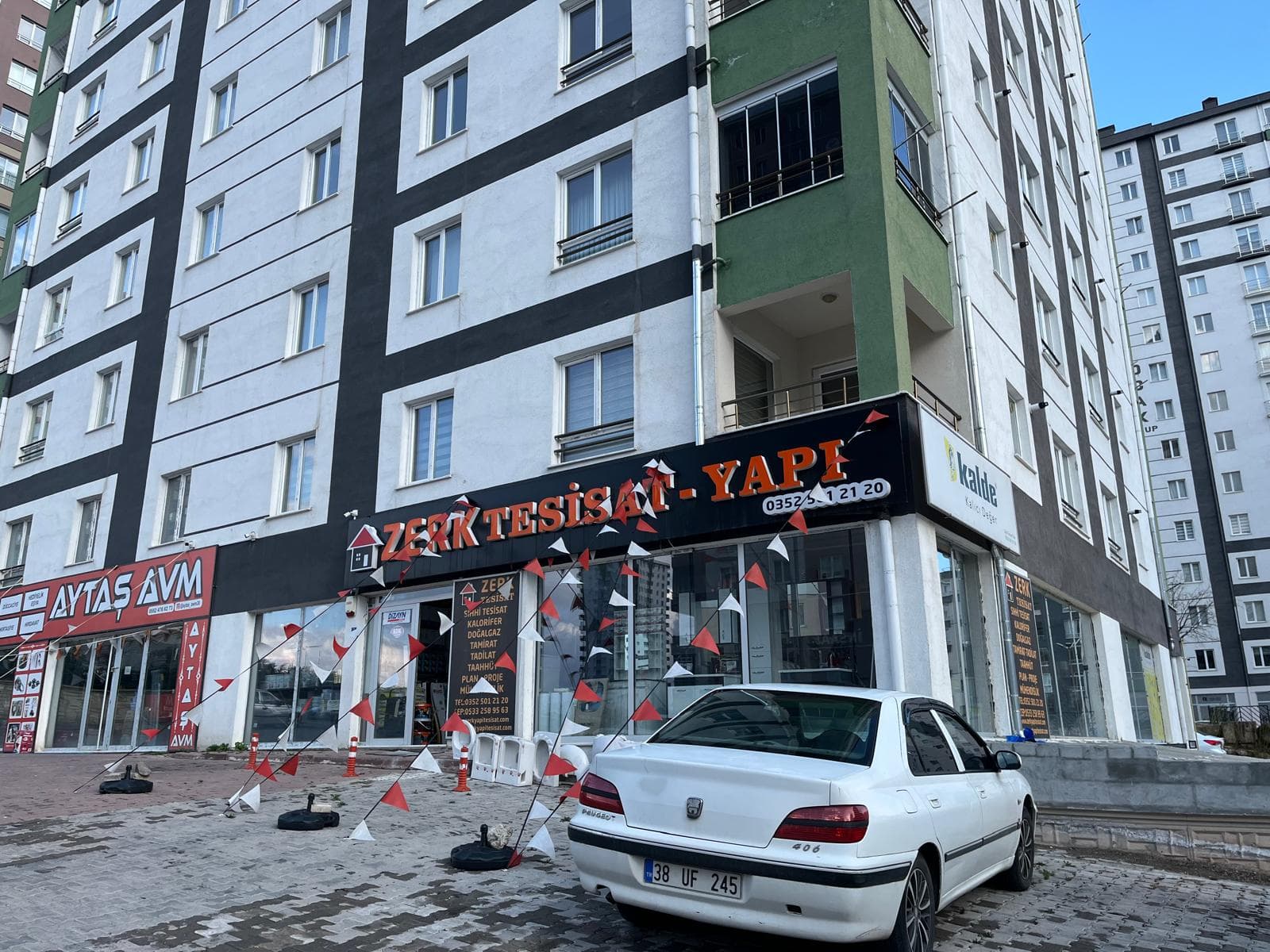 Zerk Yapı Tesisat'ın Talas'taki mağaza vitrini ve tabelası
