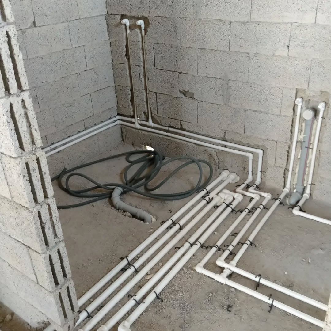 Duvar içine döşenmiş beyaz PVC su tesisatı boruları