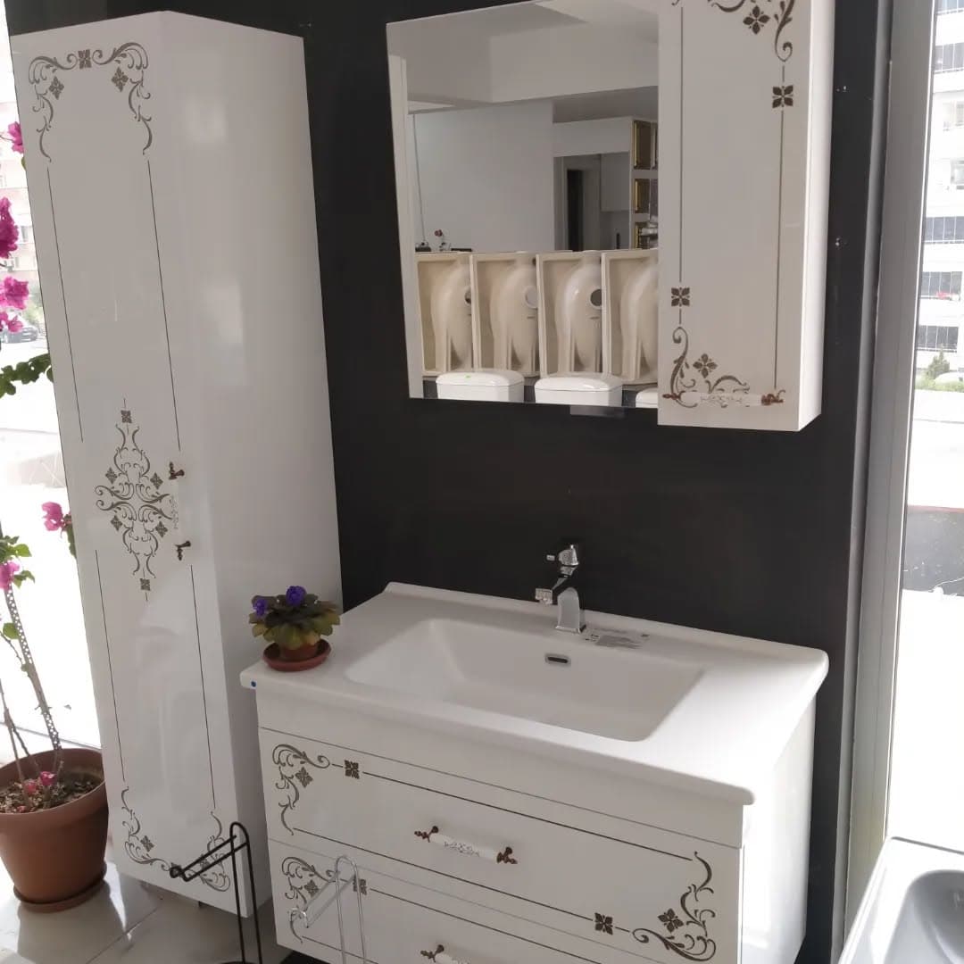 Zerk Yapı Tesisat mağazasında sergilenen banyo dolabı ve lavabo vitrini