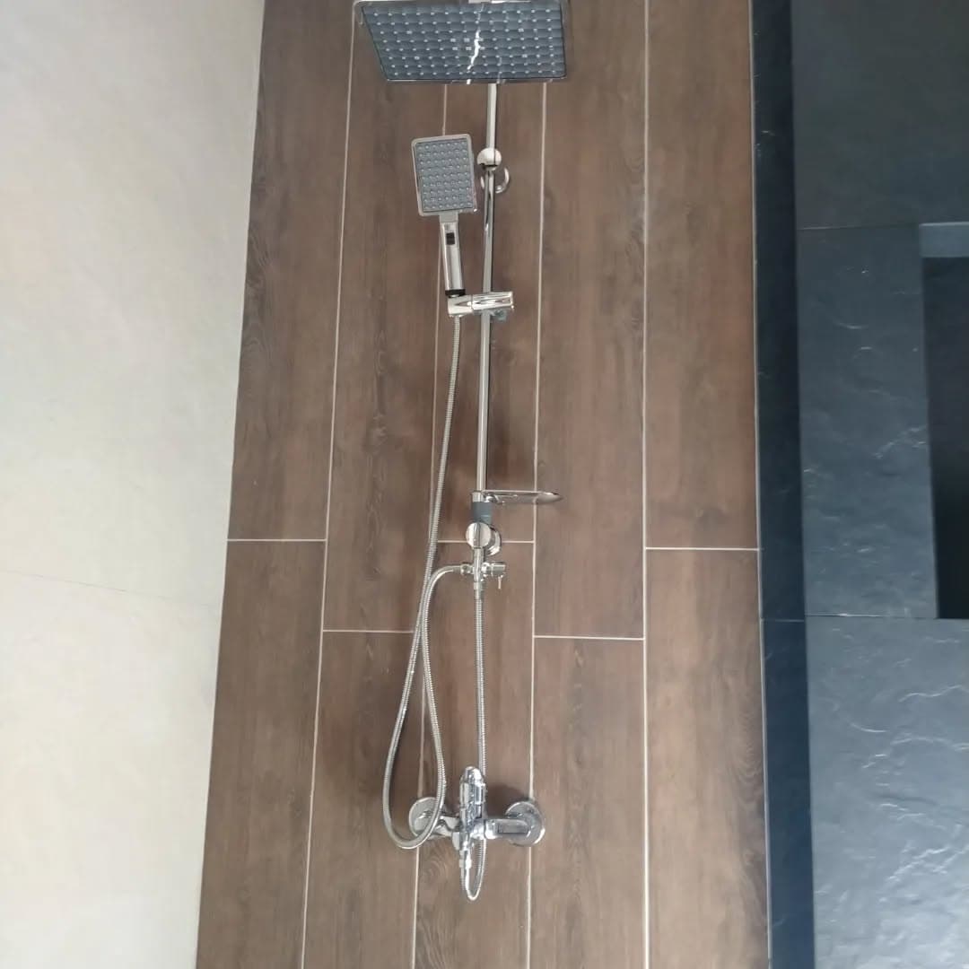 Ahşap desenli duvara monte edilmiş krom duş seti