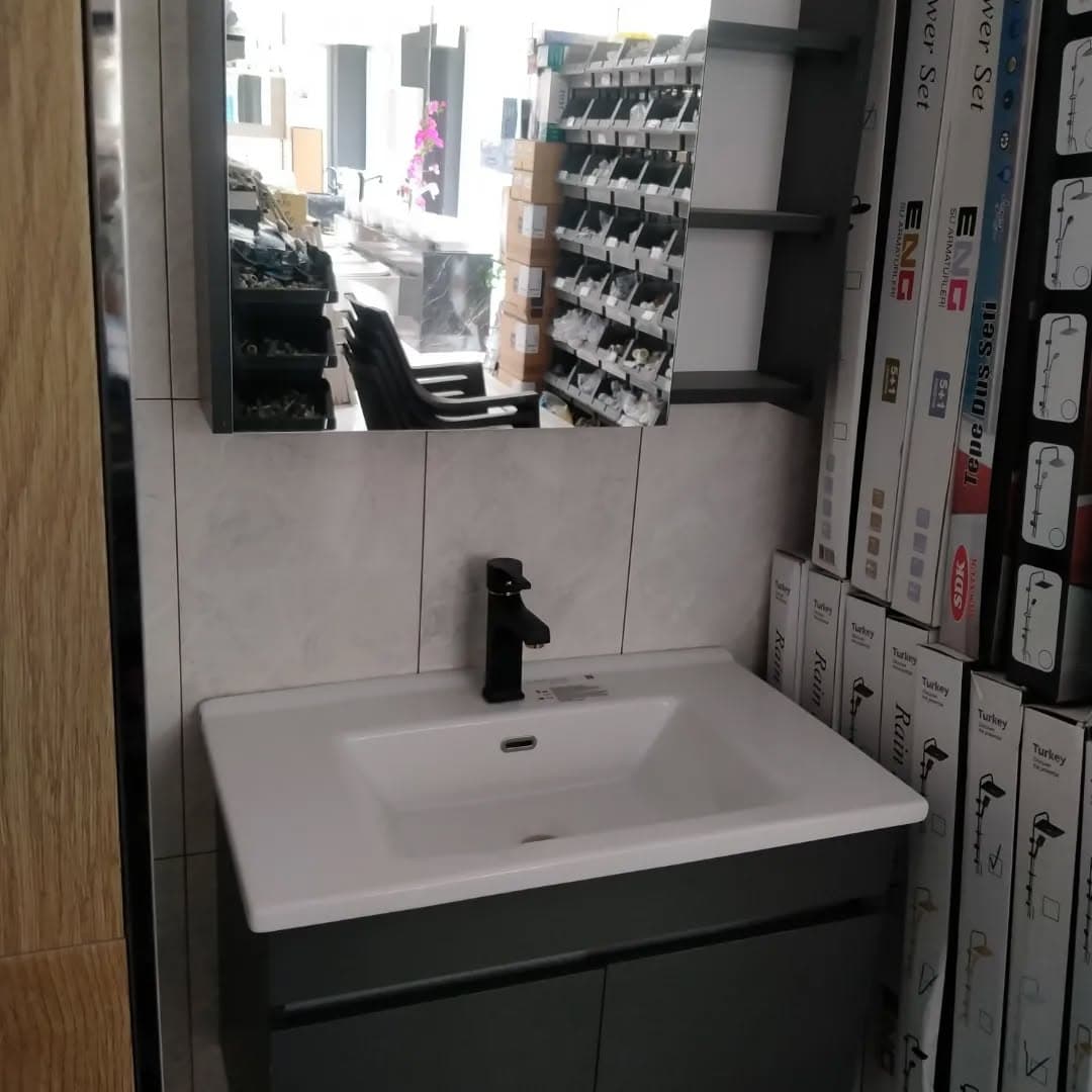 Mağazada sergilenen dolaplı lavabo ve batarya