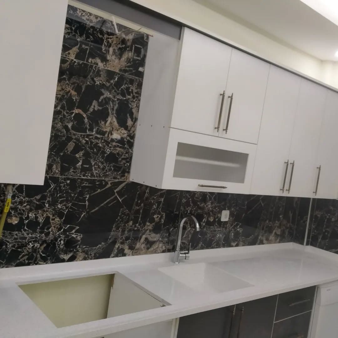 Mermer tezgahlı mutfakta evye ve batarya montajı